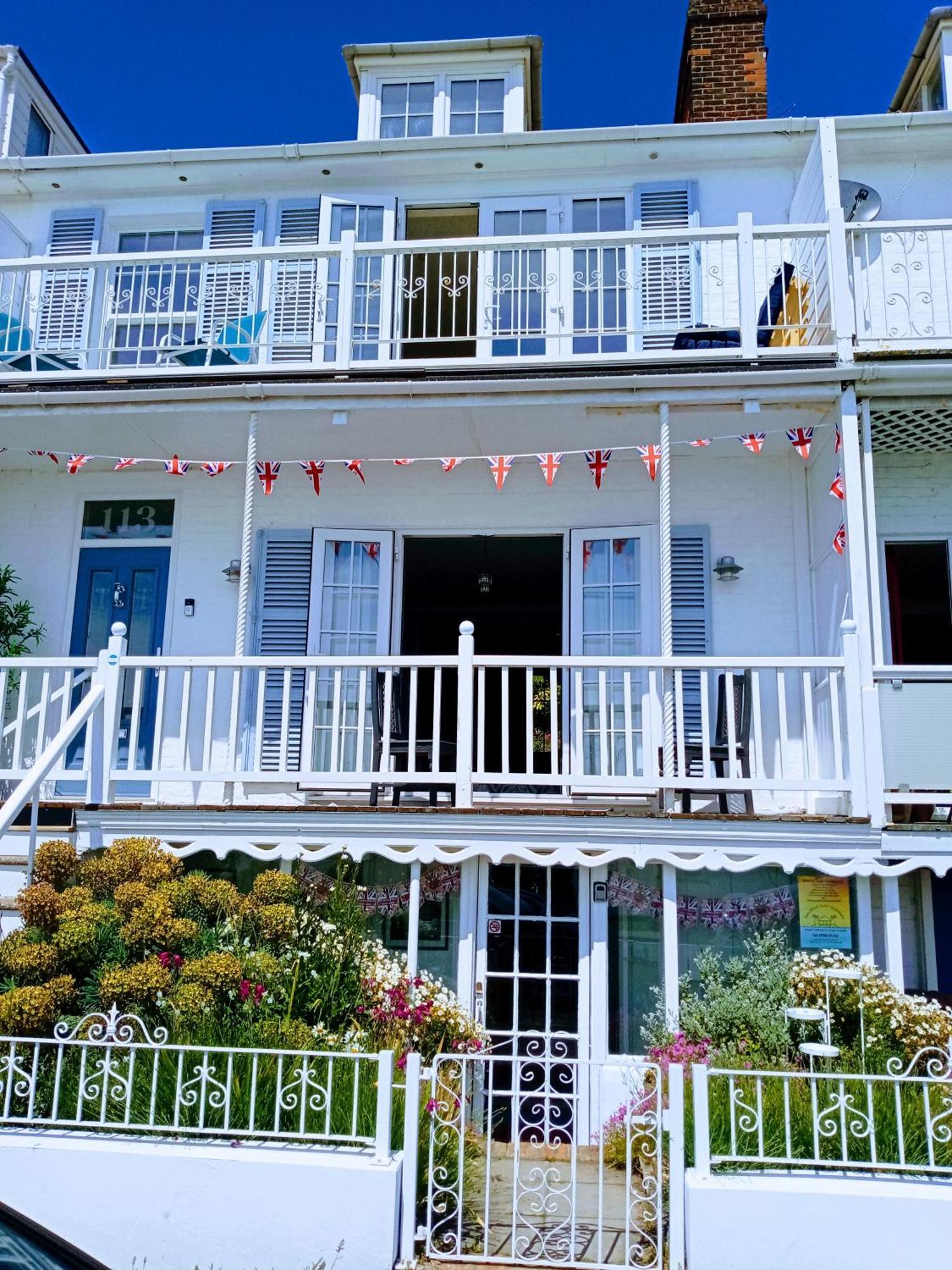 Beachfront Studio Apartment 펠릭스토우 외부 사진
